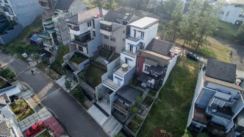 White Cliff House: 'Rumah Miring' yang Maksimalkan Ruang di Sekitarnya